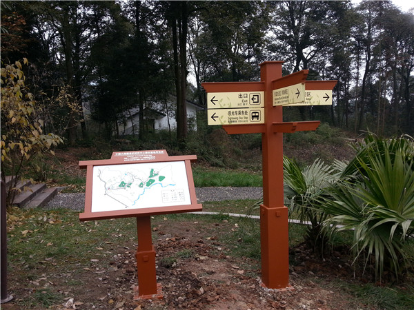 在現(xiàn)代大城市或一些鄉(xiāng)村道路上，合理的價格路標(biāo)隨處可見。盡管人們在日常生活中并不太注意他們，但大多數(shù)時候他們會快速瀏覽一下，獲取他們需要的信息，然后離開。甚至一些未開化的人也樂于破壞這種公共物品。為了引起人們對導(dǎo)視牌的注意，我們來介紹一下導(dǎo)視牌的具體功能。  首先，導(dǎo)視牌最基本的功能是作為路標(biāo)和導(dǎo)游卡，向來往的人們傳達(dá)各種信息，主要包括重要場所的內(nèi)部結(jié)構(gòu)、周圍道路和交通狀況的說明，以便人們能夠獨立、快速地找到正確的前進(jìn)方向，這在高速公路或國道上是常見的。不僅如此，它還可以作為一些著名旅游景點附近建筑的文化背景介紹或名人身份介紹的載體，有利于豐富游客的文化背景知識，是一種優(yōu)秀的文化宣傳手段。此外，標(biāo)有“禁止”字樣的標(biāo)識，如:禁止吸煙、禁止大聲喧嘩、禁止攝影等。有利于維護(hù)公共秩序，明確告知群眾哪些行為是不允許的，并對公眾產(chǎn)生約束作用。  其次，著名的導(dǎo)向標(biāo)識也是美化和豐富空間環(huán)境的工具。它可以填補視覺空白，同時還可以調(diào)節(jié)和緩解公眾的視覺疲勞。一些路標(biāo)將被設(shè)計得漂亮可愛，這實際上是對環(huán)境的一種點綴，使周圍的環(huán)境更加充滿活力和新鮮。眾所周知，如果你在高速公路上開很長時間，你會很累，因為周圍環(huán)境太單一。 然而，導(dǎo)向標(biāo)識可以給司機提供一定的距離或各種各樣的當(dāng)?shù)匦畔?，這可以使每個人的注意力暫時轉(zhuǎn)移，并很容易引起與車內(nèi)乘客的話題?？偠灾瑢?dǎo)視牌在人們的日常生活中非常重要。沒有它，人們將很難找到前進(jìn)的正確方向，空間環(huán)境將不會豐富和美麗。  因此，平時人們應(yīng)該愛護(hù)公共場所的導(dǎo)向標(biāo)識，不要讓它們成為自己享樂的代價，充分發(fā)揮它們的使用價值。